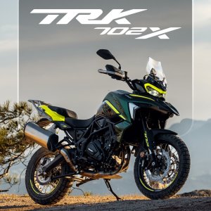 Μοτοσυκλέτα BENELLI TRK702 X FOREST GREEN ΜΕ ΒΑΣΕΙΣ & ΒΑΛΙΤΣΕΣ
